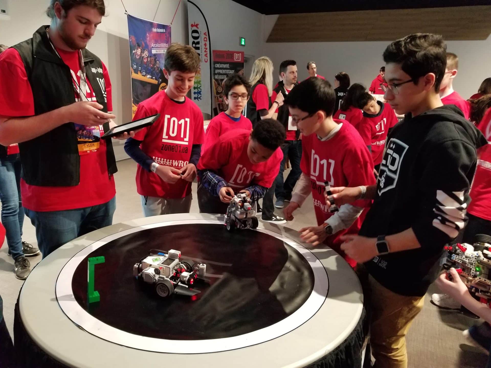 Des élèves du cepeo qui manipulent des robots lego lors d'une compétition au musée des sciences et de la technologie