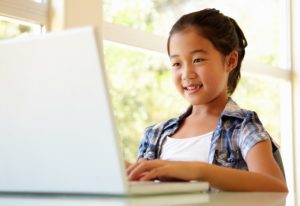 Jeune fille sur un ordinateur portable