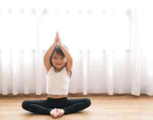 Petite fille fait du yoga