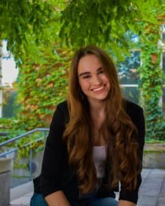 Jeune femme souriante dehors