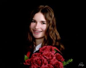 Une diplômée dans sa toge