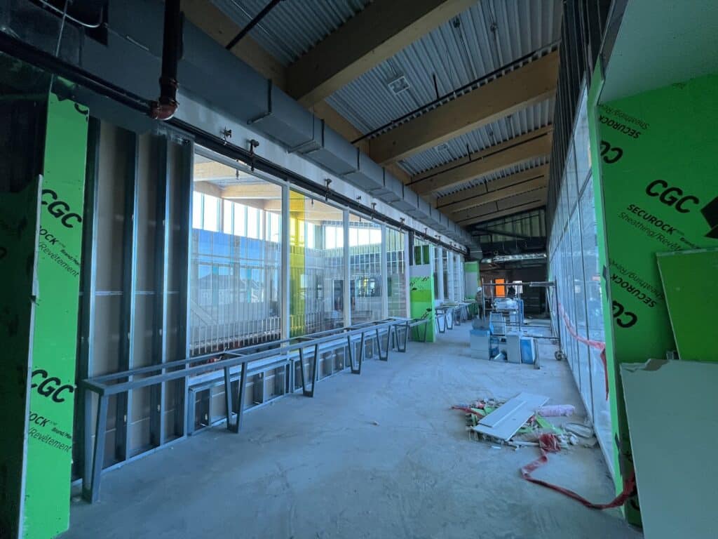 Intérieur de la nouvelle bibliothèque de l'école