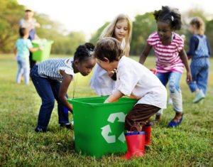 Enfants font du recyclage