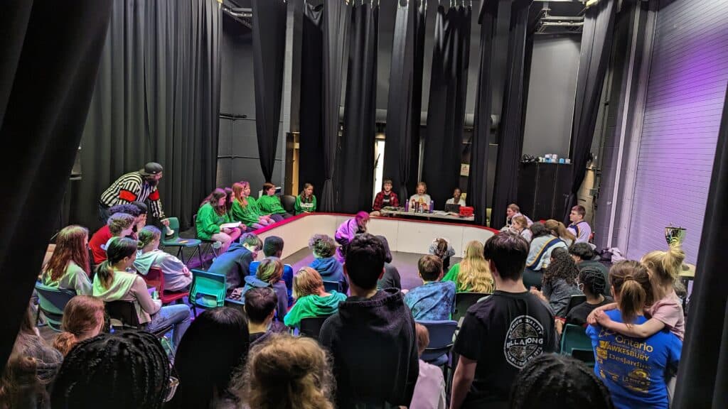 Élèves à l'événement d'impro