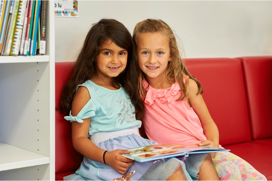 Deux jeunes filles lisent un livre