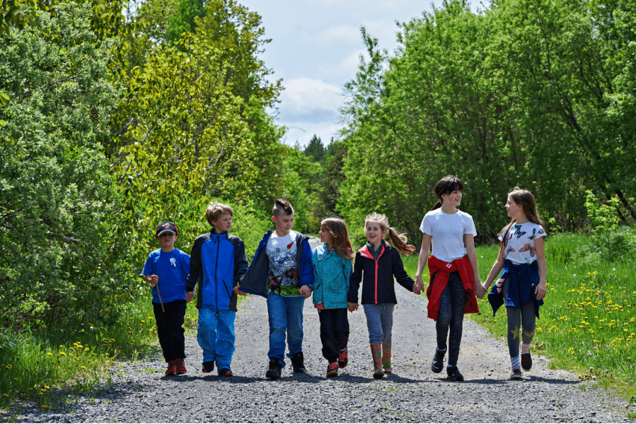 Des enfants marchent en nature