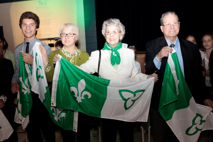 Des dignitaires avec le drapeau Franco-Ontarien