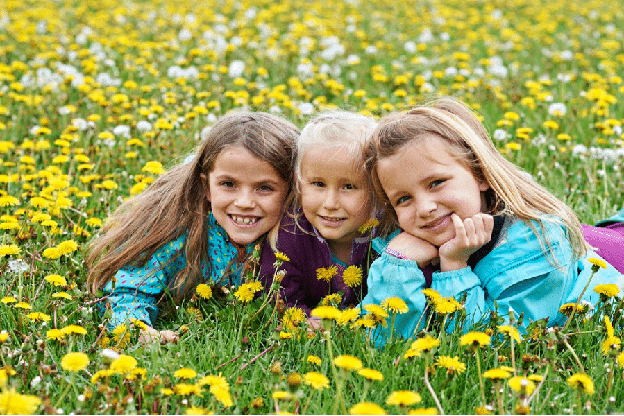 Trois jeunes filles en nature