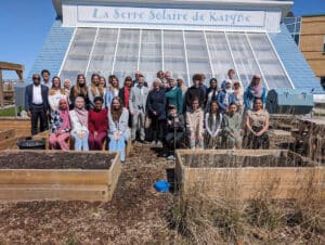 Des élèves devant la serre de Gisèle-Lalonde